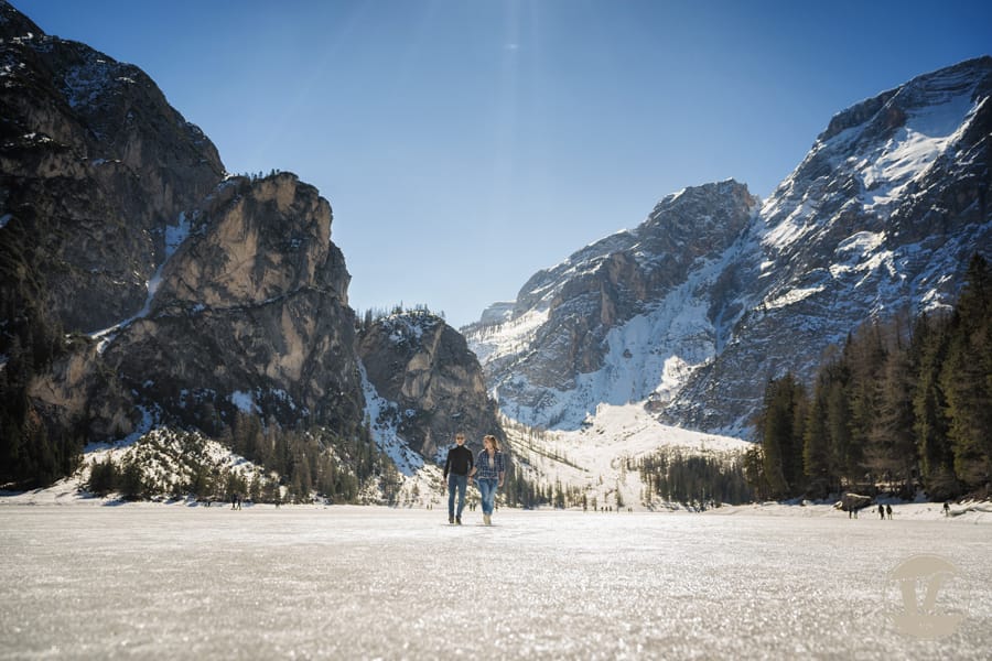 Foto di coppia lago di Braies . Luca Fabbian fotografo di coppia, fidanzamento, matrimonio Dolomiti – Trentino Alto Adige Foto di coppia lago di Braies - Dolomiti - Trentino Alto Adige . Luca Fabbian fotografo
