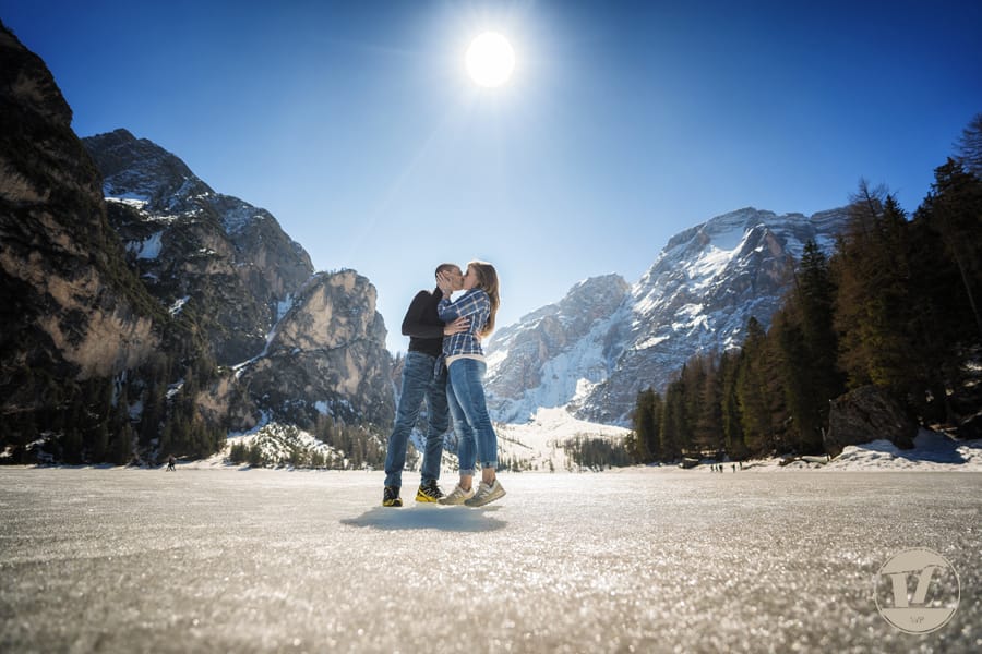 Foto di coppia lago di Braies – Dolomiti – Trentino Alto Adige . Luca Fabbian fotografo Foto di coppia lago di Braies . Luca Fabbian fotografo di coppia, fidanzamento, matrimonio Dolomiti - Trentino Alto Adige