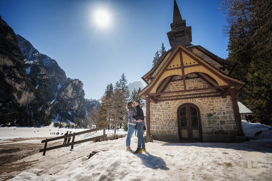 Foto di coppia lago di Braies – Dolomiti – Trentino Alto Adige . Luca Fabbian fotografo Foto di coppia lago di Braies . Luca Fabbian fotografo di coppia, fidanzamento, matrimonio Dolomiti - Trentino Alto Adige