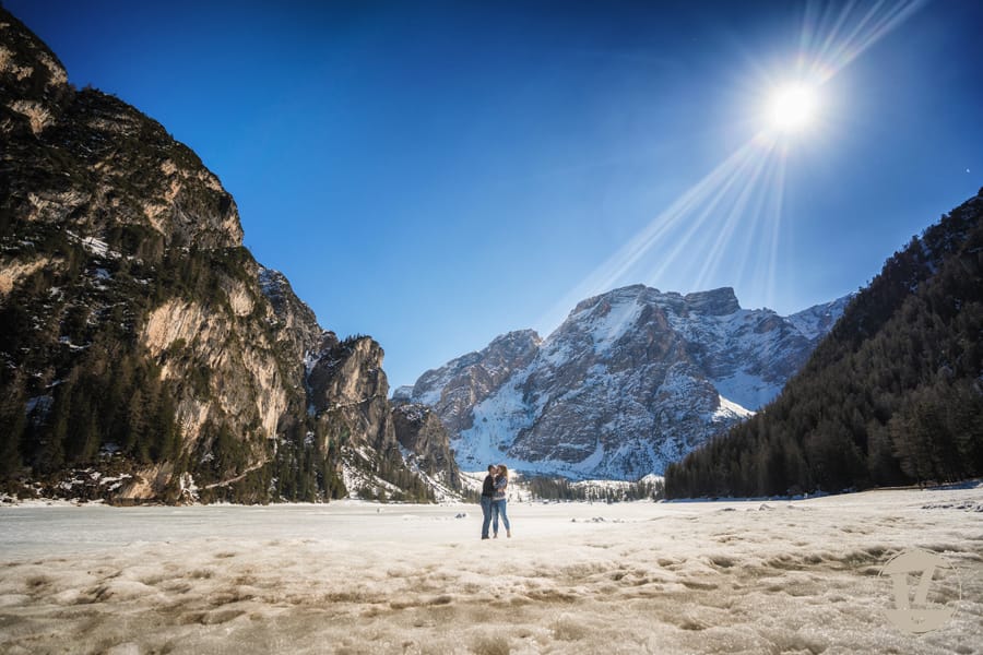 Foto di coppia lago di Braies – Dolomiti – Trentino Alto Adige . Luca Fabbian fotografo Foto di coppia lago di Braies . Luca Fabbian fotografo di coppia, fidanzamento, matrimonio Dolomiti - Trentino Alto Adige