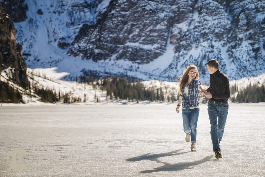 Foto di coppia lago di Braies . Luca Fabbian fotografo di coppia, fidanzamento, matrimonio Dolomiti – Trentino Alto Adige Foto di coppia lago di Braies - Dolomiti - Trentino Alto Adige . Luca Fabbian fotografo