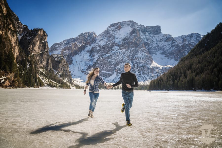 Foto di coppia lago di Braies – Dolomiti – Trentino Alto Adige . Luca Fabbian fotografo Foto di coppia lago di Braies . Luca Fabbian fotografo di coppia, fidanzamento, matrimonio Dolomiti - Trentino Alto Adige