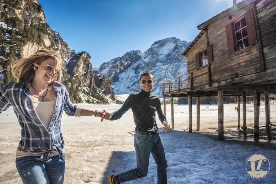 Foto di coppia lago di Braies – Dolomiti – Trentino Alto Adige . Luca Fabbian fotografo Foto di coppia lago di Braies . Luca Fabbian fotografo di coppia, fidanzamento, matrimonio Dolomiti - Trentino Alto Adige