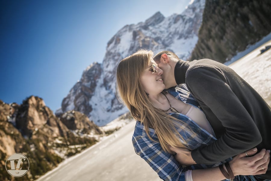 Foto di coppia lago di Braies – Dolomiti – Trentino Alto Adige . Luca Fabbian fotografo Foto di coppia lago di Braies . Luca Fabbian fotografo di coppia, fidanzamento, matrimonio Dolomiti - Trentino Alto Adige