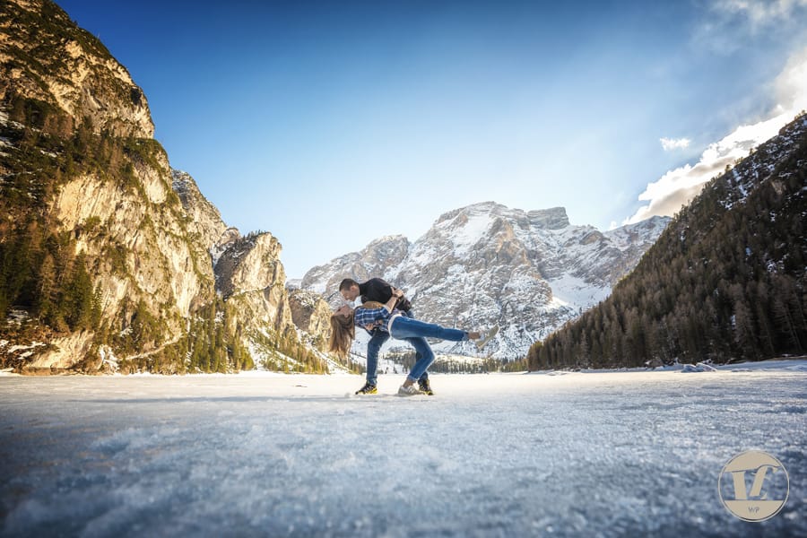 Foto di coppia lago di Braies . Luca Fabbian fotografo di coppia, fidanzamento, matrimonio Dolomiti – Trentino Alto Adige Foto di coppia lago di Braies - Dolomiti - Trentino Alto Adige . Luca Fabbian fotografo