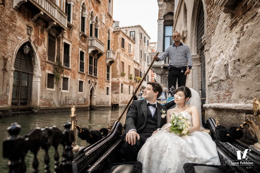 fotografo per luna di miele a Venezia fotografo matrimonio gondola venezia