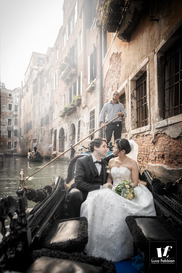 fotografo per luna di miele a Venezia fotografo matrimonio gondola venezia