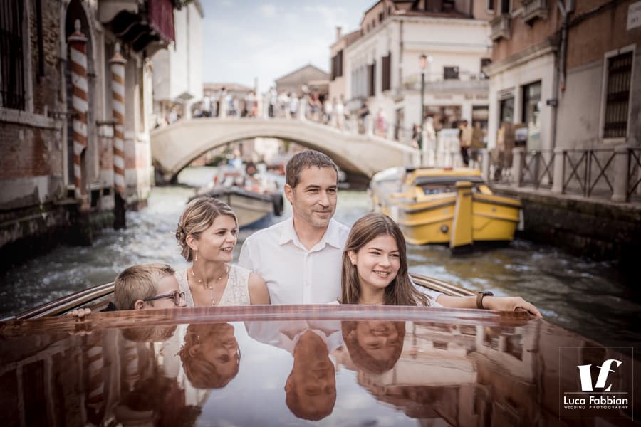 fotografo per famiglie a Venezia famiglia in motoscafo venezia