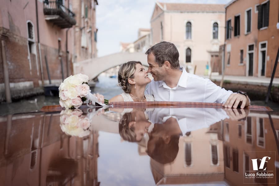 fotografo matrimonio venezia bacio in motoscafo matrimonio Venezia