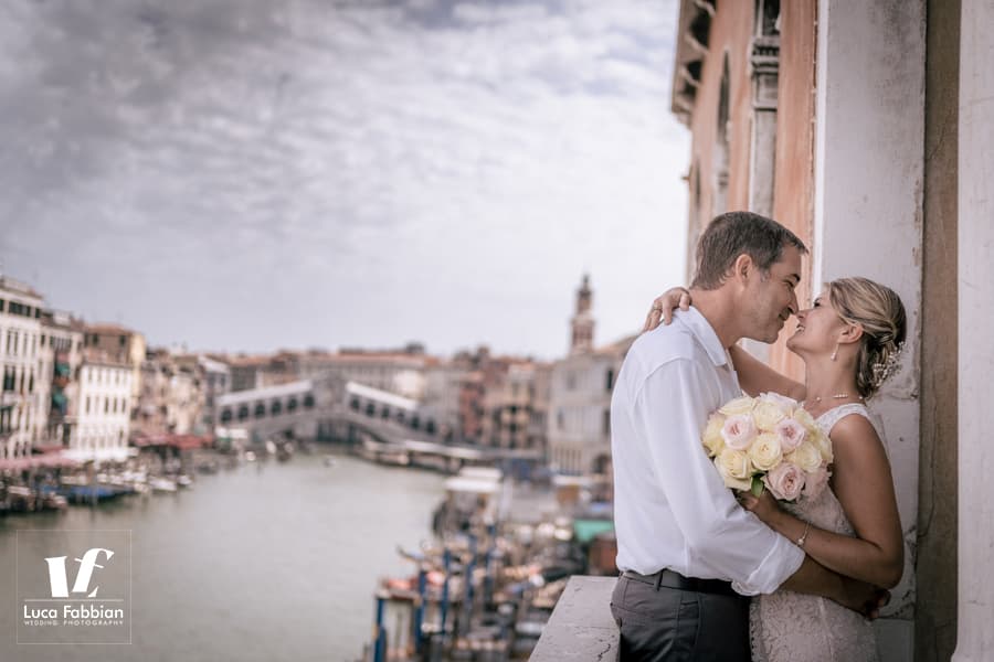 fotografo matrimonio venezia foto di matrimonio con vista su Canal Grande e ponte Rialto