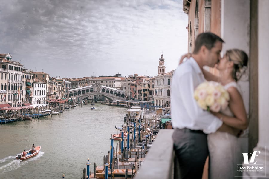 fotografo matrimonio Venezia foto di matrimonio con Canal Grande e Ponte di Rialto sullo sfondo