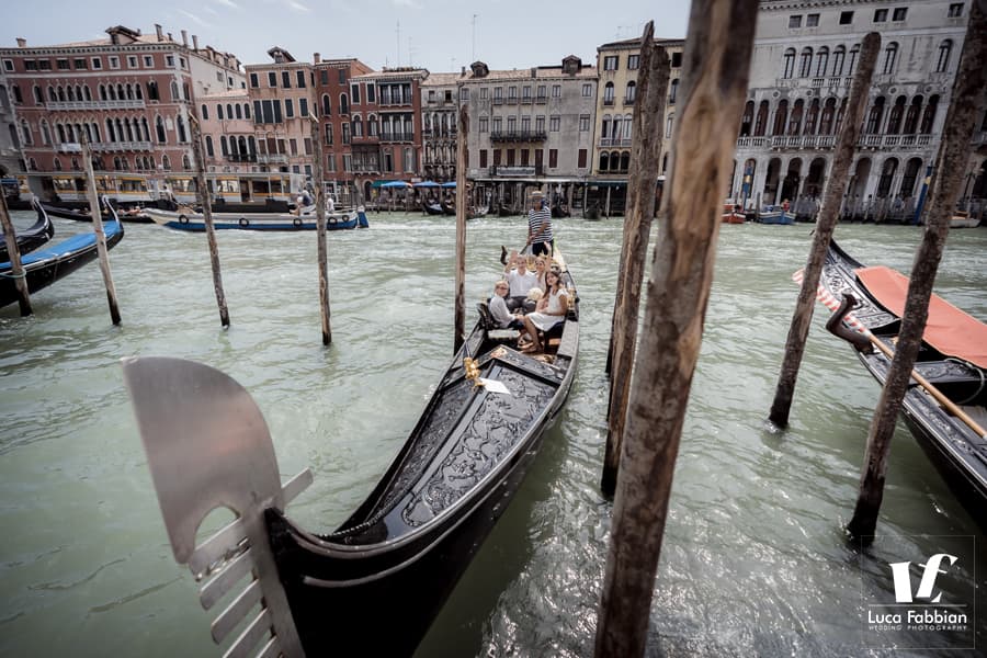 fotografo matrimonio su gondola Venezia sposi in gondola a Venezia