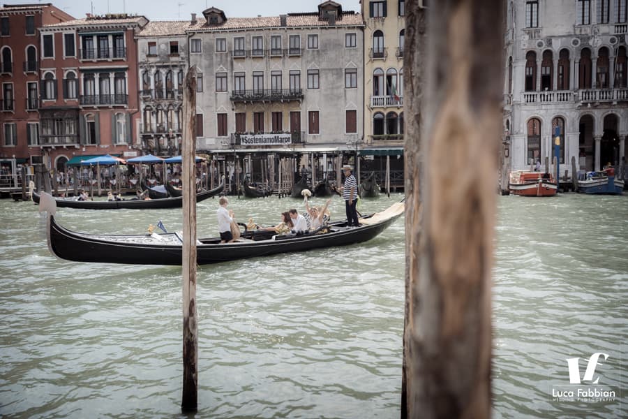 fotografo famiglia su gondola Venezia foto di famiglia in gondola
