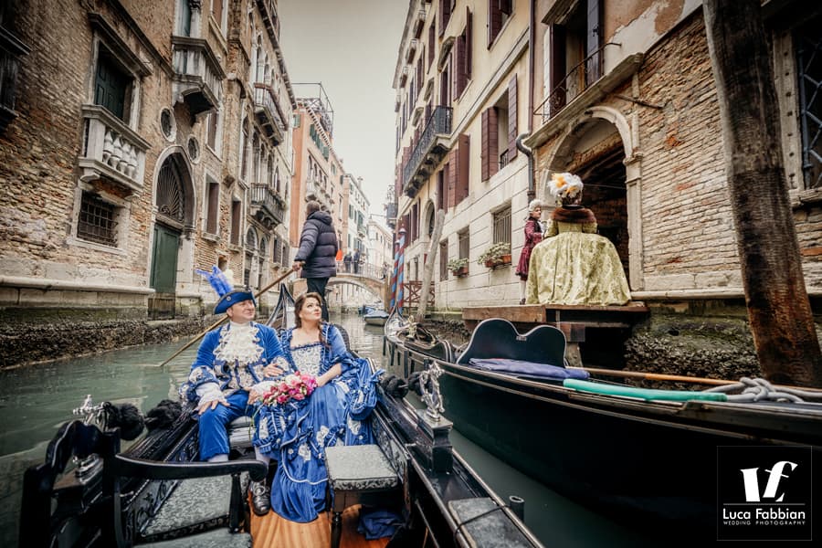 fotografo matrimonio Venezia carnevale elopement in gondola durante il carnevale di Venezia