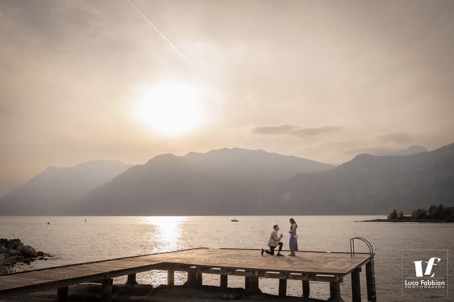 Proposta di matrimonio a Malcesine, lago di Garda Fotografia di coppia sul lago di Garda
