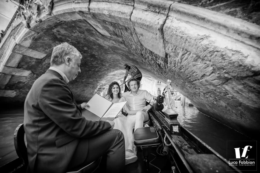 matrimonio in gondola a Venezia fotografia di un matrimonio a bordo di una gondola a Venezia