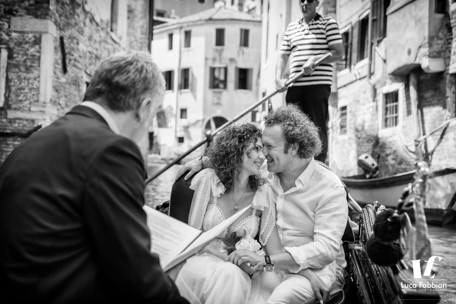 matrimonio in gondola a Venezia fotografia di un matrimonio a bordo di una gondola a Venezia