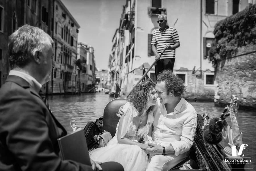 fotografia di un matrimonio a bordo di una gondola a Venezia